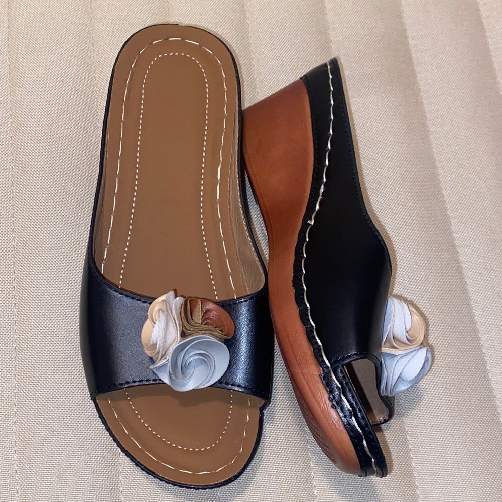 NWOT Rosette Detail Wedge Slides 39 (8.5)